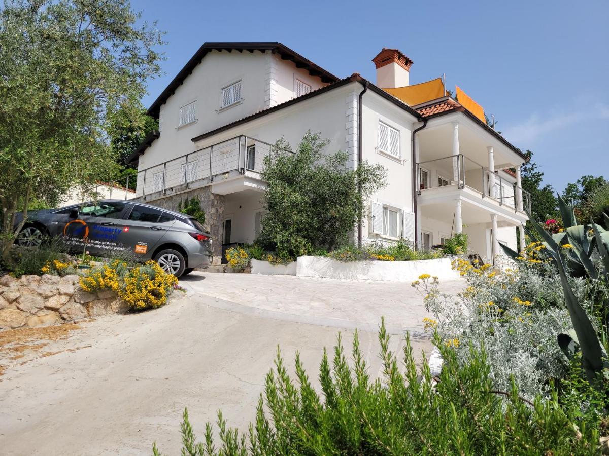 Apartments Chiara Mit Meerblick Und Pool Und Jacuzzi Lovran Exterior foto