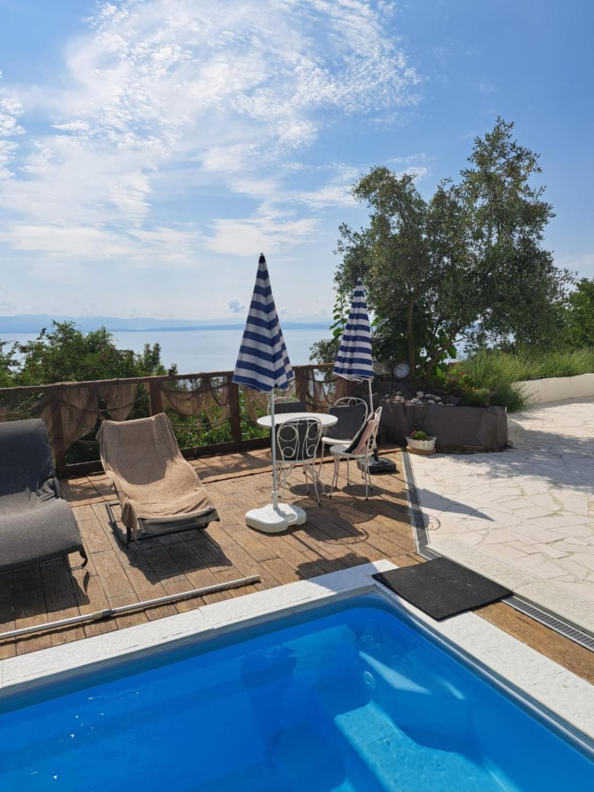 Apartments Chiara Mit Meerblick Und Pool Und Jacuzzi Lovran Habitación foto